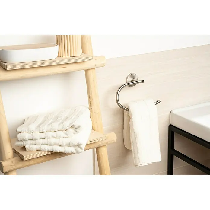 Venus Alosa Handtuchring - Chrom, Matt - Einrichtung eines Badezimmers mit hellem Holzregal und Handtuchhalter mit weißem Handtuch, das eine gemütliche und minimalistische Atmosphäre schafft.