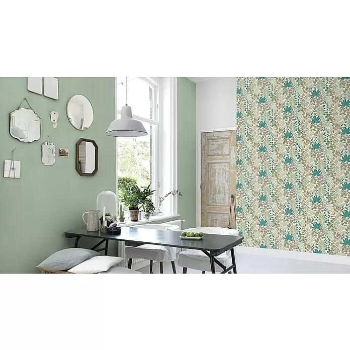 Rasch Salsa Vliestapete Blätter - Creme-Grün, Floral, 10,05 x 0,53 m - Botanische Tapete mit grünen, türkisen, rosa und beigen Blättern, bedeckt eine Wand in einem hellen Essbereich.