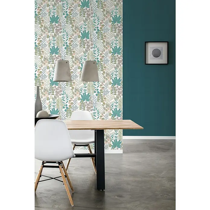 Rasch Salsa Vliestapete Blätter - Creme-Grün, Floral, 10,05 x 0,53 m - Moderner Essbereich mit Holztisch und weißen Stühlen vor einer Wand mit floralem Muster. Elegantes Design für ein stilvolles Zuhause.