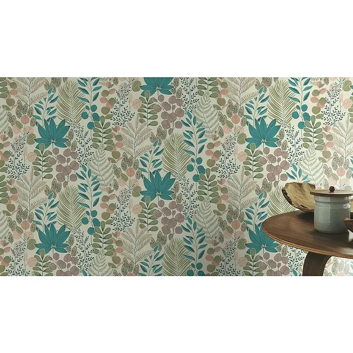 Rasch Salsa Vliestapete Blätter - Creme-Grün, Floral, 10,05 x 0,53 m - Detailansicht einer gemusterten Tapete mit tropischen Blättern in Grün-, Blau- und Rosatönen, die eine ruhige und stilvolle Atmosphäre schafft.