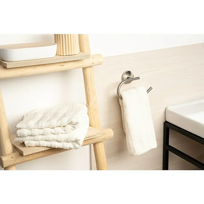 Venus Alosa Toilettenpapierhalter - Ohne Deckel, Chrom, Matt - Handtuchhalter mit weißem Handtuch und Holzregal mit gefalteten Handtüchern. Badezimmerzubehör für ein stilvolles Badezimmer.