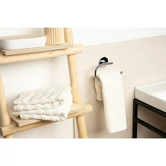 Venus Marina Toilettenpapierhalter - Ohne Deckel, Chrom, Glänzend - Holz-Leiterregal mit weißen Handtüchern und einer Aufbewahrungsbox. Ein Chrom-Handtuchring hält ein weißes Handtuch neben einem modernen Waschbecken.