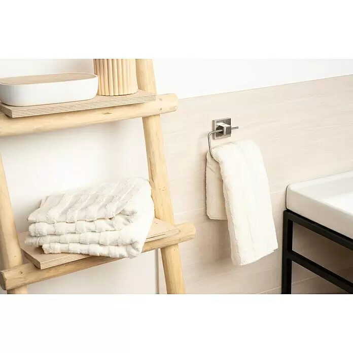 Venus Nemo Toilettenpapierhalter - Ohne Deckel, Edelstahl, Gebürstet - Holzleiterregal mit weißen gefalteten und hängenden Handtüchern in einem modernen Badezimmer.