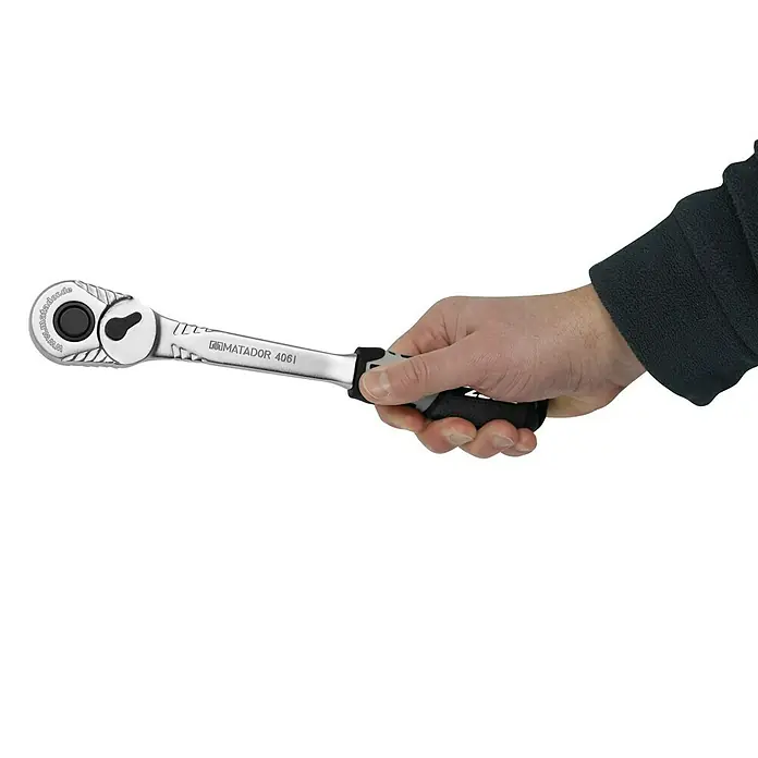Matador Umschaltknarre Z90 - Antriebsgröße: ½″, Länge: 275 mm - Eine Hand hält eine MATADOR 4061 Knarre. Das Werkzeug hat einen schwarzen Griff und ist silberfarben. Ideal für Werkstattarbeiten.