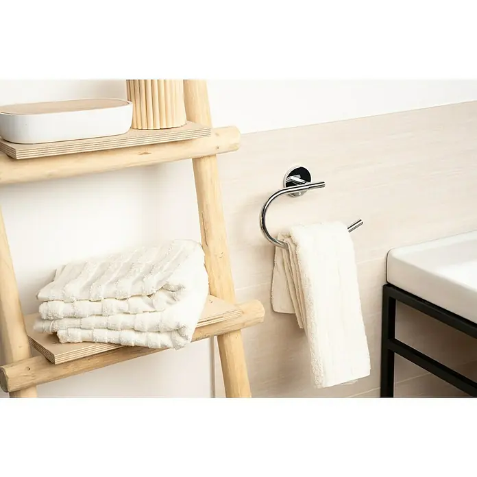Venus Marina Handtuchring - Breite: 21 cm, Chrom, Glänzend - Ein Badezimmerregal mit Holzleiter und weißen Handtüchern. An der Wand hängt ein Handtuchring mit einem weiteren weißen Handtuch.