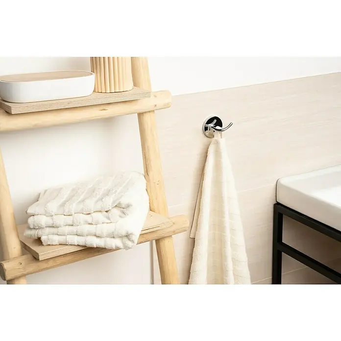 Venus Marina Handtuchhaken - Chrom, Glänzend - Ein helles Badezimmer mit einem Holzregal, weißen Handtüchern und einem Handtuchhaken an der Wand. Die Handtücher sind weich und flauschig.