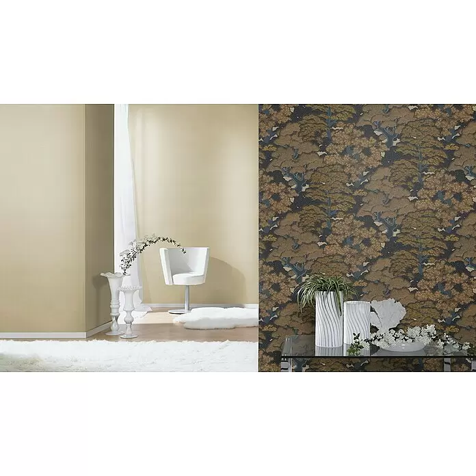 Rasch Salsa Vliestapete Bäume - Mattgold, Floral, 10,05 x 0,53 m - Elegante Tapete mit stilisiertem Baum-Muster in Braun und Gold auf dunklem Hintergrund, als Akzentwand in einem modernen Wohnzimmer.