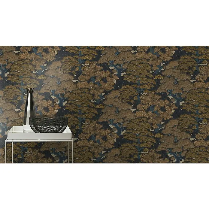 Rasch Salsa Vliestapete Bäume - Mattgold, Floral, 10,05 x 0,53 m - Dekorative Tapete mit Baummuster. Sie zeigt ein dichtes Waldmotiv in dunklen und goldenen Farbtönen, das eine natürliche und elegante Atmosphäre schafft.