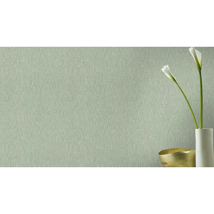 Rasch Florentine III Vliestapete Textile Stoffoptik - Salbei, Uni, 10,05 x 0,53 m - Nahaufnahme einer strukturierten, hellgrünen Tapete mit einem subtilen linearen Muster, ergänzt durch eine elegante Blumenvase.