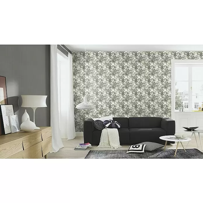 Rasch Salsa Vliestapete Palmen - Schwarz-Weiß, Floral, 10,05 x 0,53 m - Monochrom gemusterte Tapete mit tropischen Palmenblättern an einer Wohnzimmerwand, die ein natürliches Ambiente schafft.