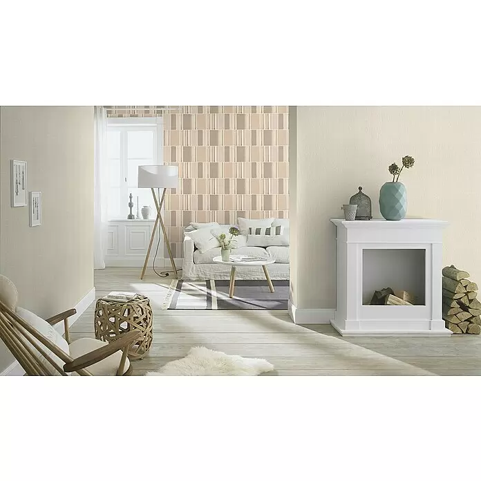 Rasch Florentine III Vliestapete Textile Stoffoptik - Greige, Uni, 10,05 x 0,53 m - Ein Wohnzimmer mit schlichter, hellbeiger Strukturtapete an den meisten Wänden und einer gemusterten beige-braunen Streifentapete an der Akzentwand.