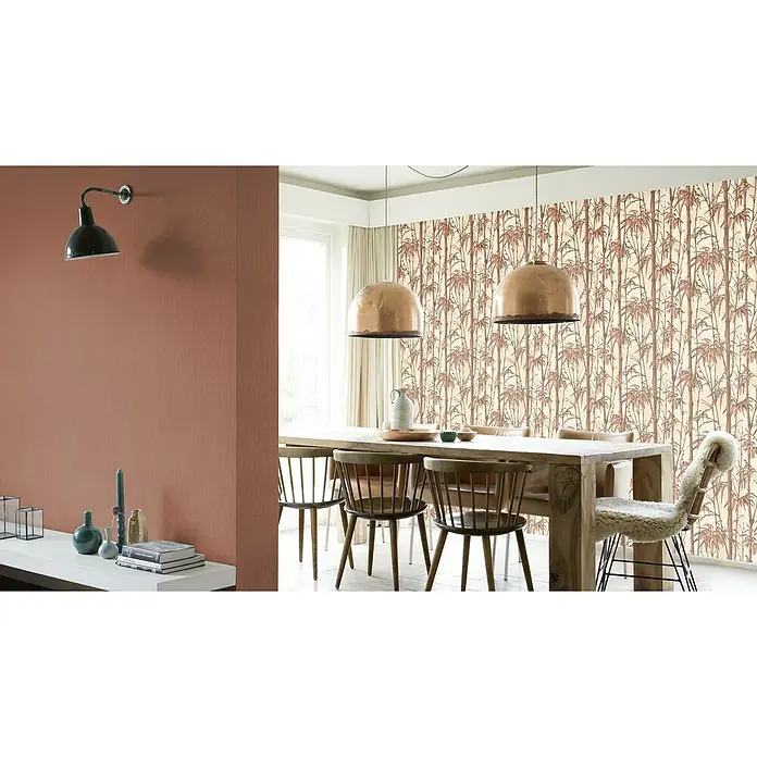 Rasch Florentine III Vliestapete Textile Stoffoptik - Rotbraun, Uni, 10,05 x 0,53 m - Das Esszimmer mit Holztisch, Stühlen und zwei hängenden Kupferleuchten schafft eine warme, einladende Atmosphäre. Die Tapete mit Bambusmuster ist ein Blickfang.