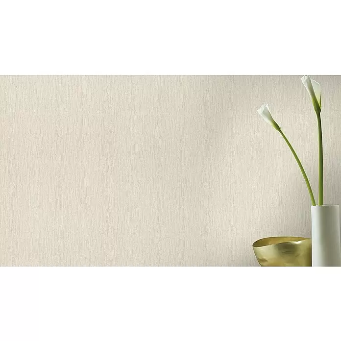 Rasch Florentine III Vliestapete Textile Stoffoptik - Greige, Uni, 10,05 x 0,53 m - Helle beige strukturierte Tapete, die Leinen oder Leinwandgewebe ähnelt, als Wandhintergrund mit weißen Calla-Lilien.