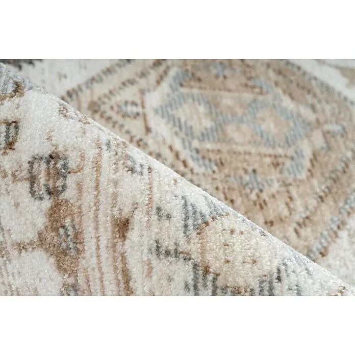 Kayoom Kurzflorteppich Baroque 1100 - Beige, 230 x 160 cm, 100 % Polyester - Nahaufnahme eines beigen gemusterten Teppichs, der die komplizierten Details und Texturen des Designs hervorhebt.