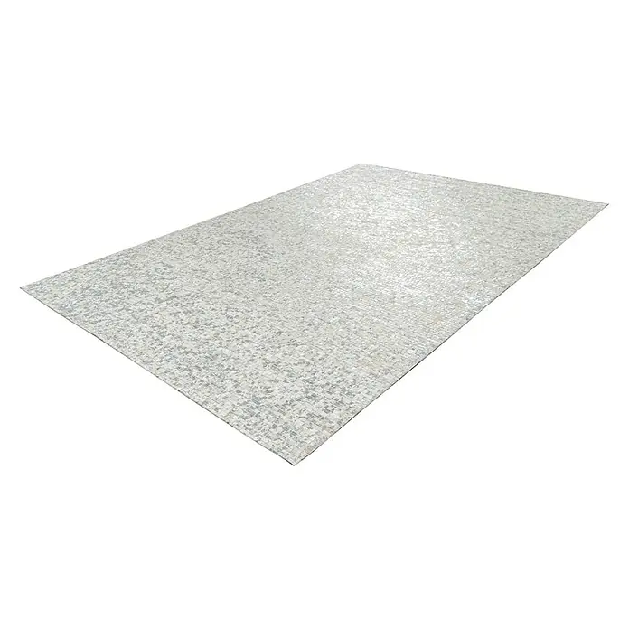Kayoom Lederteppich Finish - Weiß, 290 x 200 cm, 100 % Leder - Ein rechteckiger, silberfarbener Teppich mit einem subtilen Muster liegt auf einem schwarzen Hintergrund. Der Teppich hat eine weiche Textur.