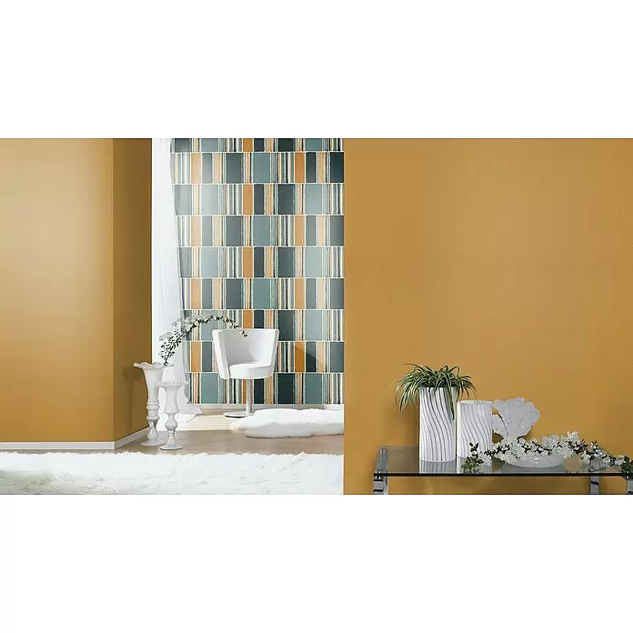 Rasch Florentine III Vliestapete - Cognac, Uni, 10,05 x 0,53 m - Modernes Interieur mit senfgelben Strukturtapeten und gemusterten Tapeten mit vertikalen Streifen in Teal, Blau und Orange.