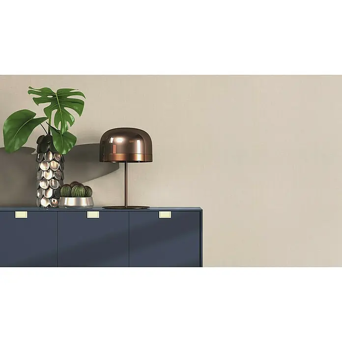 Rasch Florentine III Vliestapete - Leinen soft, Uni, 10,05 x 0,53 m - Dekorative Aufnahmen eines Schrankes mit einer kupferfarbenen Lampe, einer Monstera-Pflanze und Kakteen in einem silbernen Gefäß.