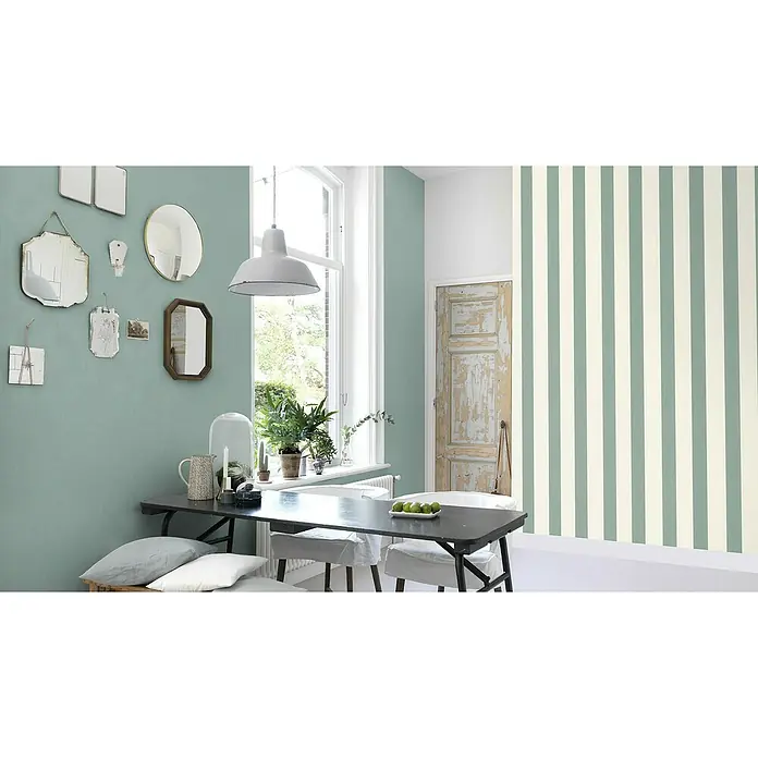 Rasch Florentine III Vliestapete - Blaugrau, Uni, 10,05 x 0,53 m - Eine stilvolle Esszimmerszene mit mintgrünen Wänden, Vintage-Dekor und einem Esstisch mit gedecktem Tisch, der ein gemütliches Ambiente schafft.