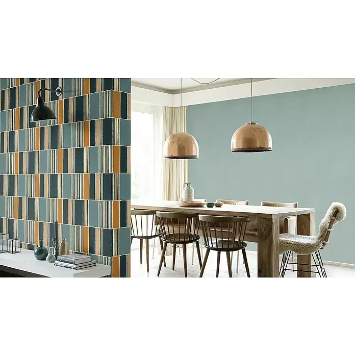 Rasch Florentine III Vliestapete - Blaugrau, Uni, 10,05 x 0,53 m - Gestreifte Tapete in einem Esszimmer mit vertikalen Bändern in Dunkelblau, Türkis, Hellgrün und Orange, die eine lebendige Akzentwand bilden.
