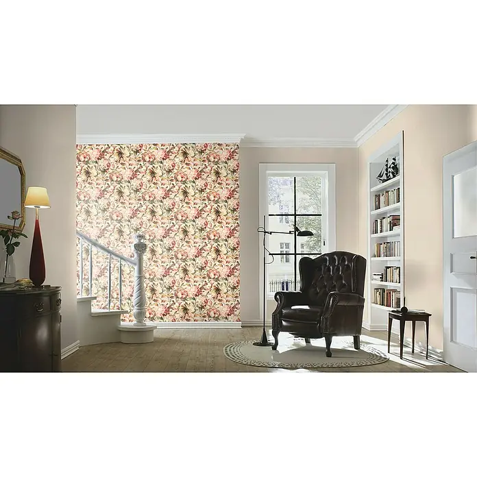 Rasch Florentine IV Vliestapete - Creme, Uni, 10,05 x 0,53 m - Wohnzimmer mit einem braunen Ledersessel, einer Stehlampe und einer floralen Tapete. Die Einrichtung strahlt Gemütlichkeit und Eleganz aus.