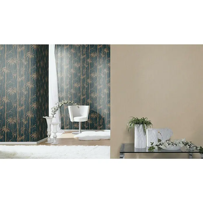 Rasch Florentine III Vliestapete - Leinen dunkel, Uni, 10,05 x 0,53 m - Elegantes Interieur mit gemusterter Tapete, einem weißen Sessel und dekorativen Vasen, die eine stilvolle und ruhige Atmosphäre schaffen.