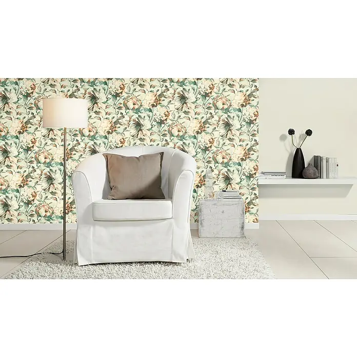 Rasch Florentine III Vliestapete Blumen - Weiß, Floral, 10,05 x 0,53 m - Wohnzimmer mit blumiger Tapete, weißem Sessel mit Kissen, Stehlampe und Dekoration auf einem Regal.