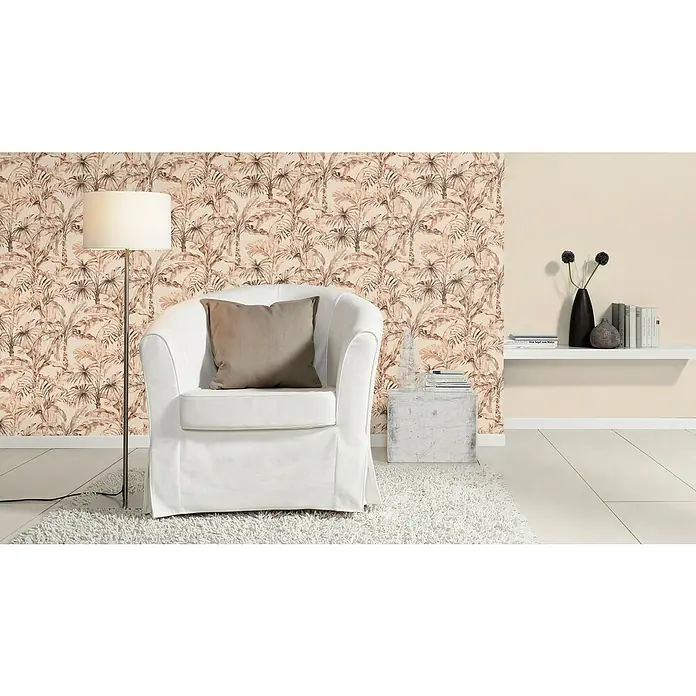 Rasch Florentine IV Vliestapete - Creme, Uni, 10,05 x 0,53 m - Dekorative Inneneinrichtung mit einem weißen Sessel, einer Stehlampe und einem Regal an einer Wand mit Palmenmuster.