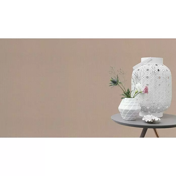 Rasch Florentine III Vliestapete - Rotbeige, Uni, 10,05 x 0,53 m - Weiße Zierlaterne, Blumenvase und Muschel auf einem grauen Beistelltisch.