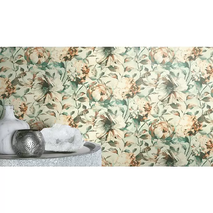 Rasch Florentine III Vliestapete Blumen - Weiß, Floral, 10,05 x 0,53 m - Gedämpfte Blumentapete mit gemalten Blumen in Pfirsich-, Blaugrün- und Brauntönen, mit Dekoartikeln auf einem Tisch im Vordergrund.