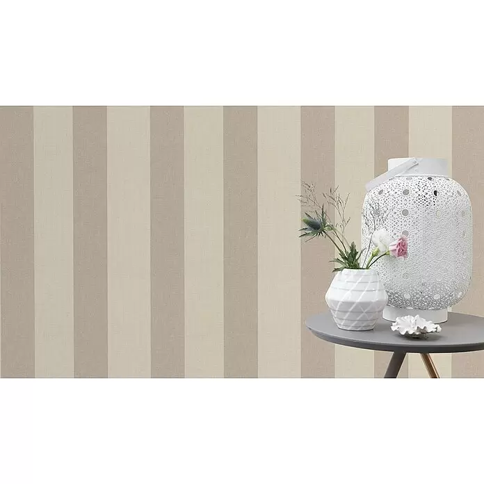 Rasch Florentine III Vliestapete - Leinen, Streifen, 10,05 x 0,53 m - Beige und hellbeige gestreifte Tapete als elegante Kulisse für einen Beistelltisch mit Dekoartikeln.