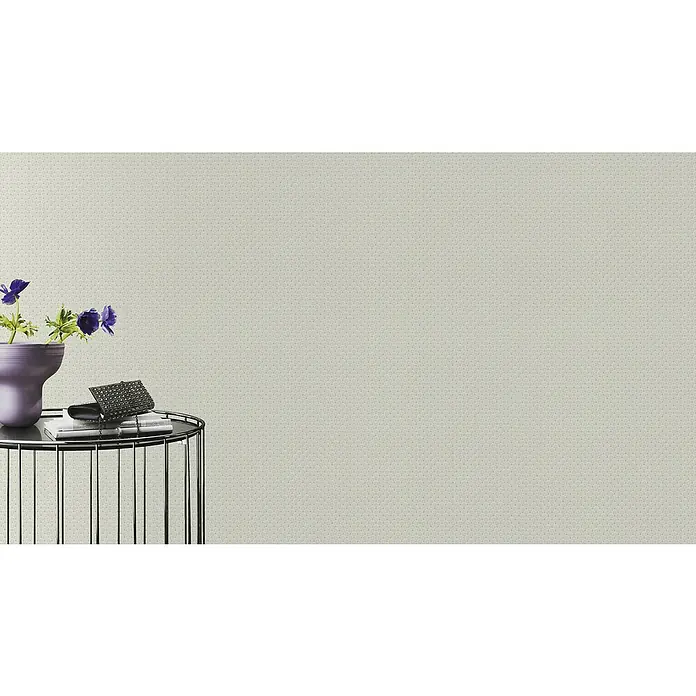 Rasch Tapetenwechsel 2 Vliestapete - Weiß, Grafisch, 10,05 x 0,53 m - Elegantes Stillleben mit violetten Blumen in einer Vase, einer Clutch und Büchern auf einem stilvollen Beistelltisch mit Metallgestell vor dezent gemustertem Hintergrund.