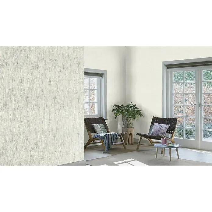 Rasch Tapetenwechsel 2 Vliestapete - Creme, Uni, 10,05 x 0,53 m - Elegante Wohnraumgestaltung mit zwei modernen Sesseln, einem kleinen Tisch und einer Zimmerpflanze vor Fenstern und einer Terrassentür.