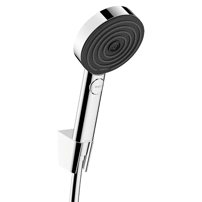 Hansgrohe Set de ducha Pulsify Select S - Número de tipos de chorro: 3 ud., Diámetro ducha de mano: 10,5 cm, Cromo, Longitud manguera de ducha: 125 cm - Primer plano de un cabezal de ducha Hansgrohe brillante con una cara de pulverización gris y un botón "Select" en una barra cromada.