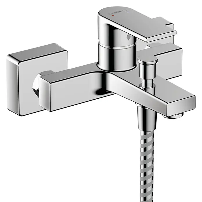 Hansgrohe Vernis Shape Badewannenarmatur - Chrom, Glänzend - Die Armatur ist in Chrom gehalten und hat einen Duschschlauch. Hebelmischer zur Wandmontage mit präzisen Linien und hochwertiger Verarbeitung.