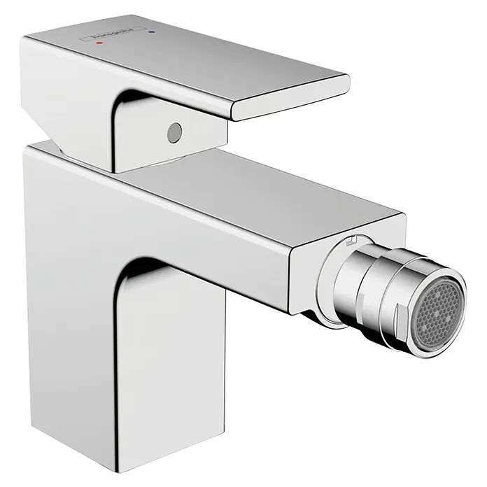 Hansgrohe Vernis Shape Grifo monomando de bidé - Cromo, Resplandeciente - Primer plano de un elegante y moderno mezclador de bidé cromado con un diseño rectangular y un caño redondo.