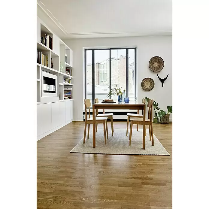 Tarkett Suelo de PVC a metros Austria - Efecto madera, Ancho: 2 m, Marrón - Mesa de comedor de madera clara con cuatro sillas a juego sobre una alfombra clara en un comedor moderno.