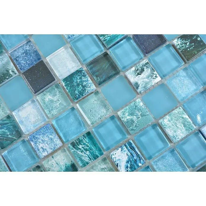 Mosaikfliese Quadrat Crystal XCM JT14 - 29,8 x 29,8 cm, Grün/Blau, Glänzend - Nahaufnahme der türkisfarbenen Glasmosaikfliesen, die für einen schimmernden und dekorativen Look in Küche oder Bad verwendet werden.
