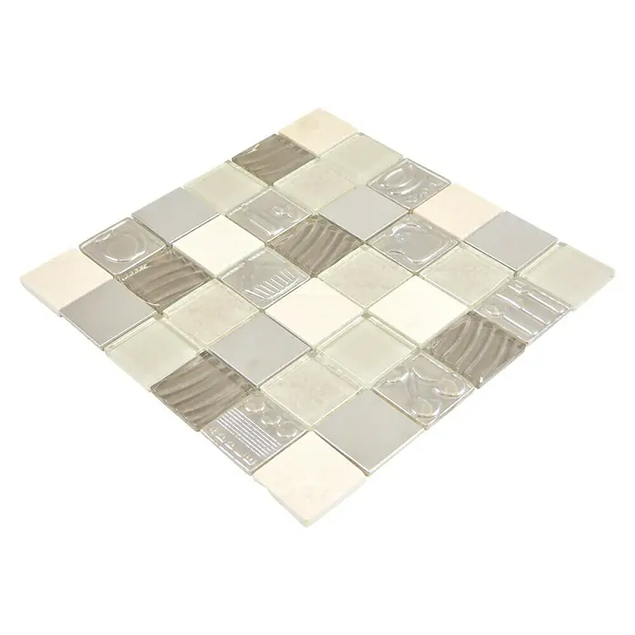 Mosaikfliese Quadrat Crystal XCM 8RK13 - 30 x 30 cm, Beige, Glänzend - Nahaufnahme eines quadratischen Mosaiks aus Glas und Keramik in verschiedenen neutralen Farbtönen auf schwarzem Hintergrund.