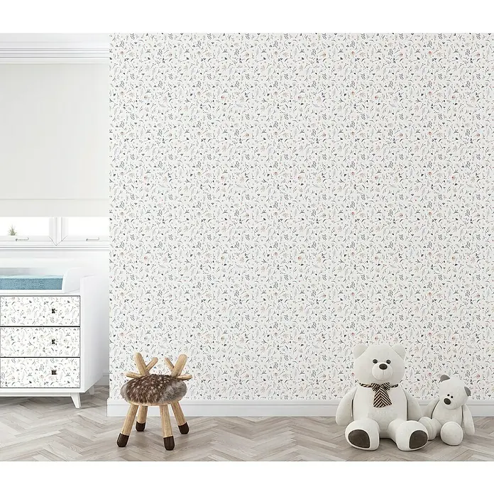 Papel pintado de vinilo adhesivo Jardín - 280 x 90 cm, Blanco, Autoadhesivo - Habitación con una cómoda de tres cajones, un taburete, dos osos de peluche y papel pintado con motivos florales.