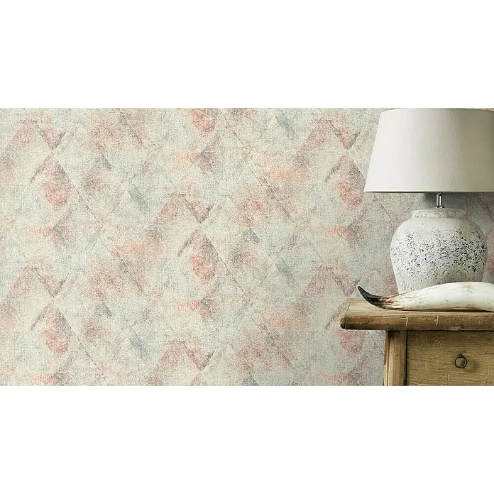 Rasch Tapetenwechsel 2 Vliestapete Vintage - Terra, Grafisch, 10,05 x 0,53 m - Nahaufnahme einer strukturierten Wandtapete in neutralen Farben mit abstraktem Dreiecksmuster, die eine ruhige, moderne Atmosphäre schafft.