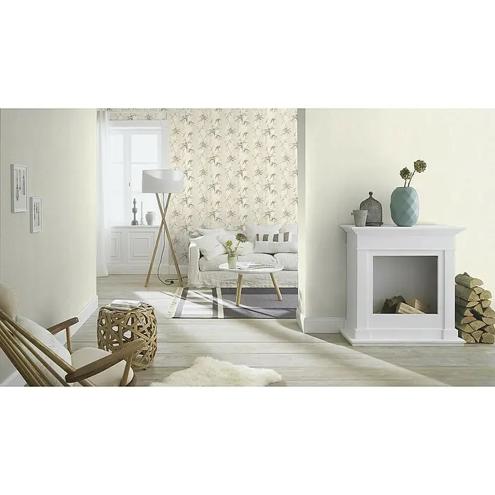 Rasch Tapetenwechsel 2 Vliestapete Textiloptik - Creme, Uni, 10,05 x 0,53 m - Einladendes Wohnzimmer mit weißen Wänden, Kamin und Holzakzenten. Das harmonische Design schafft eine entspannte Atmosphäre mit sanften Farbtönen.