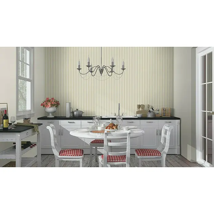 Rasch Trianon XIII Vliestapete - Beige, Streifen, 10,05 x 0,53 m - Esszimmer mit rundem Tisch, Stühlen mit rot-weiß karierten Kissen, Küchenzeile und einer dekorativen Hängeleuchte für gemütliche Stunden.