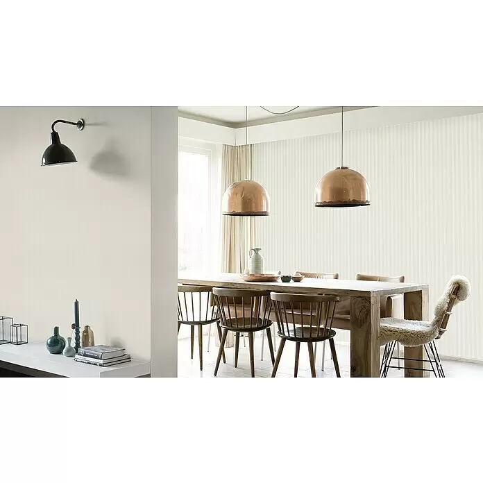 Rasch Trianon XIII Vliestapete - Weiß, Streifen, 10,05 x 0,53 m - Helle cremefarbene strukturierte und gestreifte Tapeten schmücken die Wände eines modernen Esszimmers.