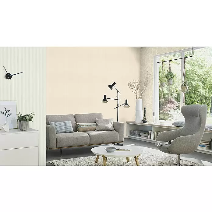 Rasch Trianon XIII Vliestapete - Weiß, Streifen, 10,05 x 0,53 m - Ein gemütliches, lichtdurchflutetes Wohnzimmer mit grauem Sofa, Sessel, Couchtisch und großem Fenster mit Hängepflanzen.
