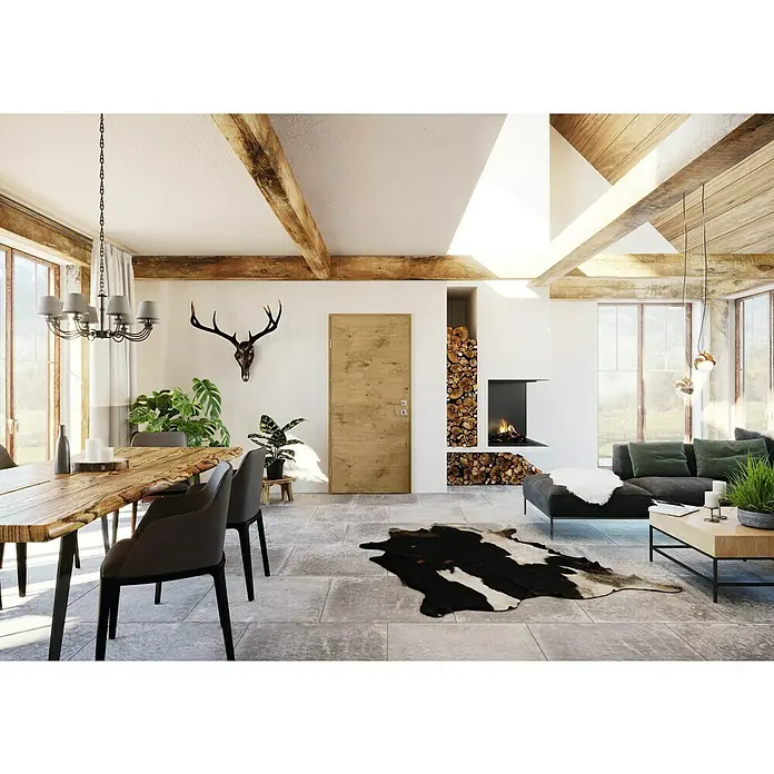GetaDoor Laminit Türzarge GLQ 335 - 860 x 1.985 mm, Wandstärke: 145 mm, DIN Anschlag: Links, Eiche Ferox - Helles Wohnzimmer mit einem Esstisch aus Holz, stilvollen Stühlen, einem modernen Kamin und einem dekorativen Geweih an der Wand.