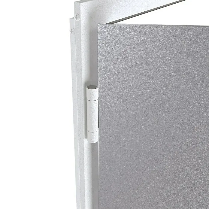 Padilla ZK-Element Classic Plus - 87,5 x 200 cm, DIN Anschlag: Links, Verzinkt - Nahaufnahme einer weißen Tür mit einem robusten Scharnier, das Funktionalität und Design vereint.