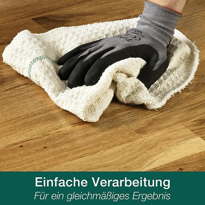 Bona Home Hartwachsöl - 750 ml - Das Bild zeigt eine Hand mit einem Arbeitshandschuh und einem Reinigungstuch auf einer Holzoberfläche. Einfache und gleichmäßige Verarbeitung.