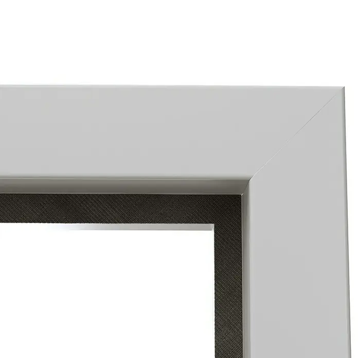 Padilla Eckzarge Rever - 75 x 200 cm, DIN Anschlag: Links/Rechts, Lichtgrau - Detailaufnahme eines eleganten, weißen Fensterrahmens, der durch sein schlichtes Design und die hochwertige Verarbeitung besticht.