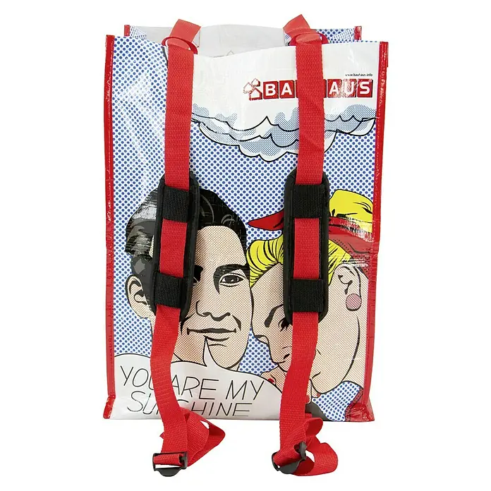 Fahrradtasche BAUHAUS YOU ARE MY SUNSHINE - Bunt, Traglast: 15 kg, 30 l - Eine recycelte Tragetasche mit Rucksackgurten. Bedruckt mit einem Comic-artigen Pärchen und der Aufschrift "You are my Sunshine".