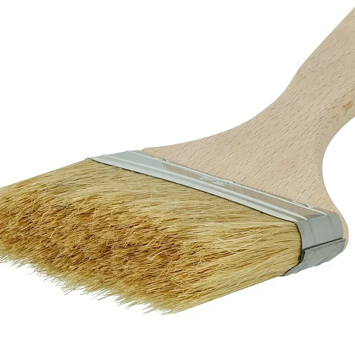 Profi Depot by Storch-Ciret Fassadenstreicher kurz - Breite Borsten: 75 mm, Mischborsten, Holz - Detailaufnahme eines Holzstielpinsels mit hellbraunen Borsten und silberfarbener Zwinge vor schwarzem Hintergrund.